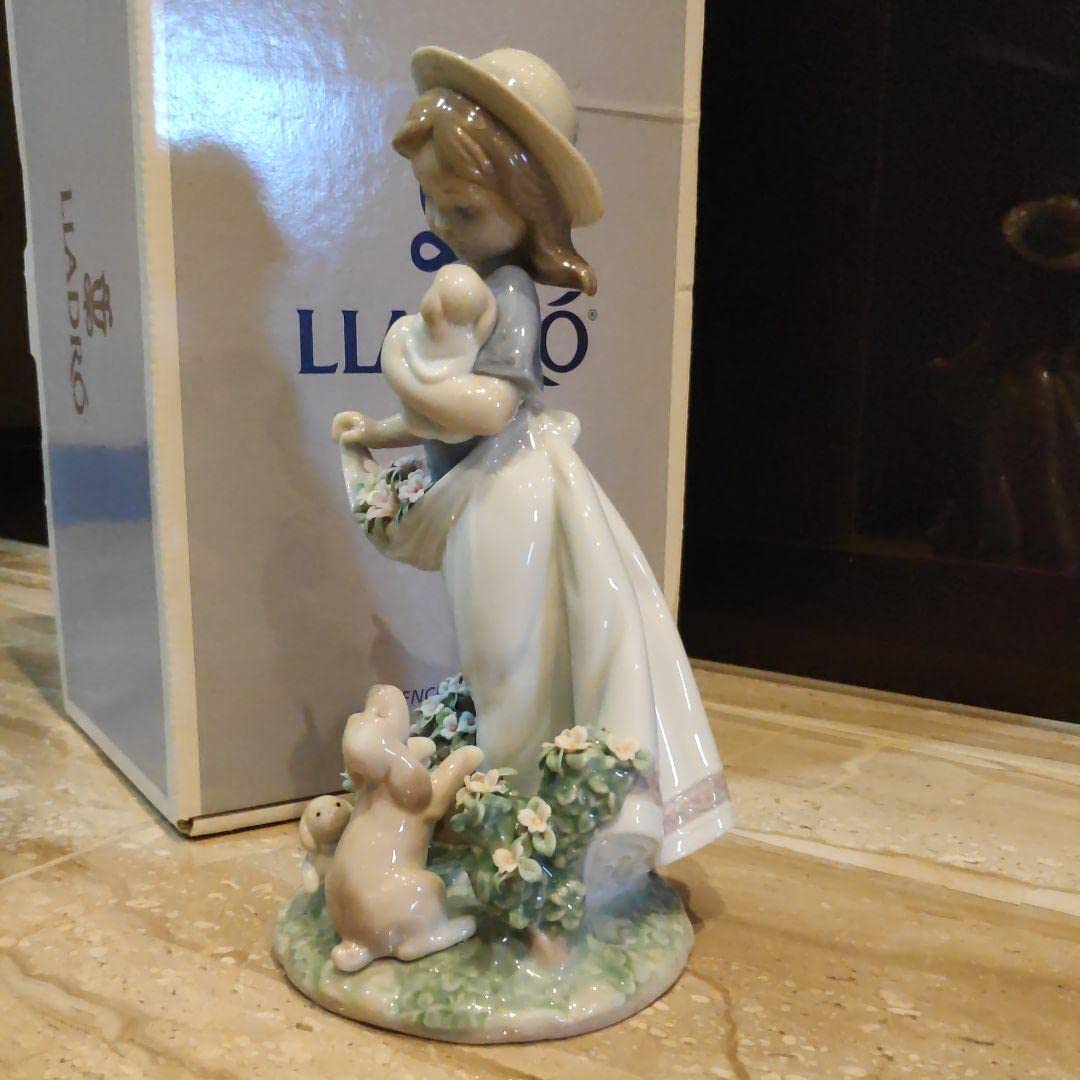 置物 LLADRO A ROMP IN THE GARDEN A Romp in The Garden Girl Figurine | Lladró® USA